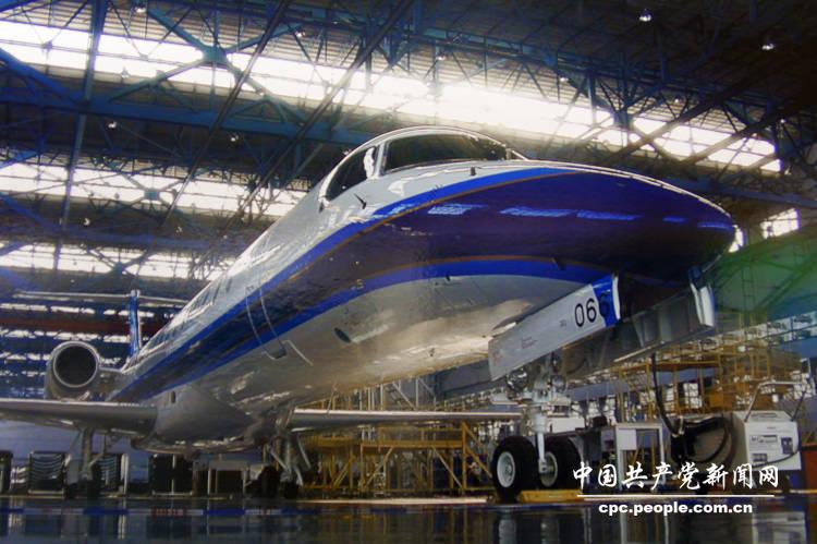 中航哈尔滨公司与巴西航空合资生产的ERJ145支线客机下线