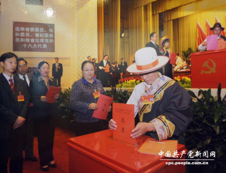 “科学发展 成就辉煌”图片展·党建·图为2012年5月22日,青海省“十八大”代表在进行投票选举