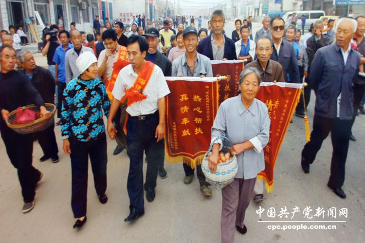 “科学发展 成就辉煌”图片展·党建·图为山东东营市帮扶村群众与下派干部依依惜别的情景
