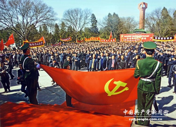 “科学发展 成就辉煌”图片展·党建·图为江苏南京市新当选的社区党组织书记在雨花台烈士陵园集体宣誓