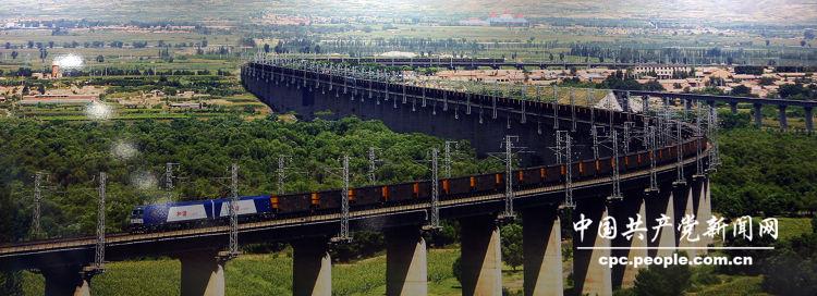 两万吨重载列车行驶在大秦铁路沙城东特大桥上