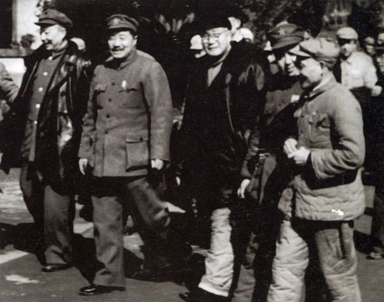10、1950年初，劉伯承、鄧小平同率部解放成都的賀龍（左二）、王維舟（左一）在重慶相會。圖片來源：解放軍報