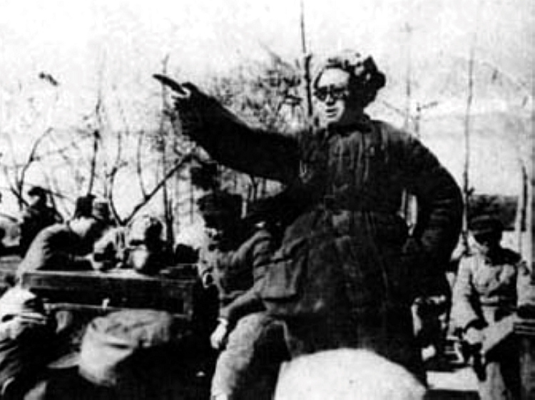6、1947年8月7日，劉鄧大軍揮師南征，於8月27日到達大別山。圖為劉伯承在干部會上總結南征勝利經驗。圖片來源：新華社