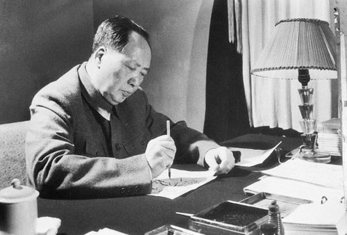 毛澤東寫毛筆字

“毛澤東點評中國古典文獻
    一位外國友人曾這樣評價一代偉人毛澤東：“一個詩人贏得了一個新中國。”毛澤東的詩詞氣勢磅礡、恢宏浩瀚，有著鮮明的時代感和歷史縱深感，在中外文學史上都極為罕見，具有很高的審美價值。詩人政治家毛澤東不僅創造了隻能屬於他的詩，給人以奮發向上的力量，而且還留下了許多影響深遠的古典文獻批注，組成了毛澤東生涯中又一道美麗的風景線。 毛澤東一生圈劃批注最多的書是《二十四史》和《資治通鑒》，書中留下的毛澤東對文獻蘊涵哲理的發掘理解敏銳而深邃，展示了他深厚的國學根基和出類拔萃的思維能力。毛澤東曾經感慨地說：“中國有兩部大書，一曰《史記》，一曰《資治通鑒》，都是有才氣的人在政治上不得志的境遇中編寫的。看來，人受點打擊，遇點困難，未嘗不是好事。當然，這是指那些有才氣、又有志向的人說的。沒有這兩條，打擊一來，不是消沉，便是胡來，甚至會去自殺。那便是另當別論。”(《毛澤東評點古今詩書文章》上冊，第195頁) 



