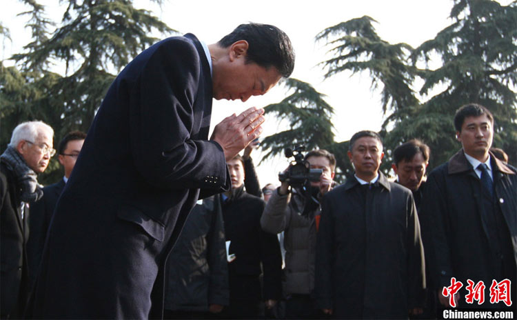 1月17日,正在中国访问的日本前首相鸠山由纪夫来到侵华日军南京大屠杀遇难同胞纪念馆参观,在刻有30万遇难同胞字样的石碑前,鸠山双手合十,低首默哀,随后进入展厅、幸存者脚印铜板路、哭墙、万人坑参观,最后在纪念馆和平公园植树,并在馆内题词。
鸠山由纪夫在参观南京大屠杀纪念馆后说:“希望南京大屠杀这样的惨案不要在世界各国再发生。作为日本人,应该对这个事件负责任,表示衷心的道歉。”
据侵华日军南京大屠杀遇难同胞纪念馆馆长朱成山介绍,日本前首相村山富市和海部俊树也曾参观访问过纪念馆。中新社发 泱波 摄