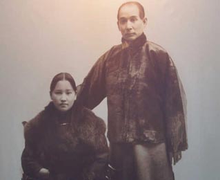 1919年冬，孫中山與宋慶齡在上海合影，紀念結婚四周年。