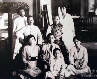 1917年，宋耀如、倪珪貞夫婦和六個子女在上海拍的全家照。