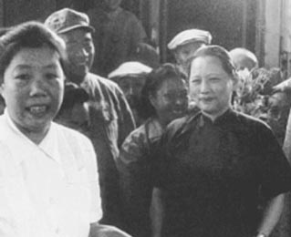 1949年8月28日，到達北平火車站的宋慶齡受到熱烈歡迎。