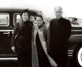 1957年4月，劉少奇、王光美和宋慶齡在上海