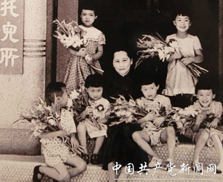 宋慶齡到中國福利會創辦的托兒所裡看望孩子們。