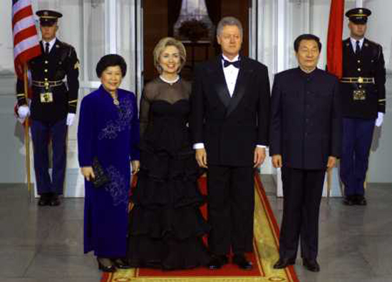 1999年4月8日，朱镕基總理及其夫人勞安，與美國總統克林頓攜夫人希拉裡合影。