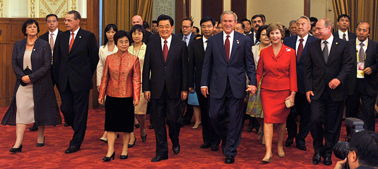 2008年8月8日，國家主席胡錦濤和夫人劉永清為出席北京奧運會的貴賓舉行歡迎宴會。圖為賓主步入宴會廳。