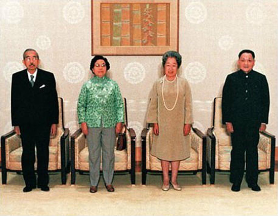 1978年10月23日，鄧小平和夫人卓琳在日本皇宮會見日本天皇裕仁和皇后良子。