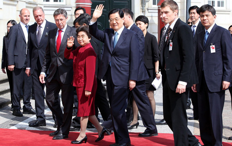 2012年6月15日，國家主席胡錦濤和夫人劉永清來到位於哥本哈根市區東部的阿美琳堡宮，與瑪格麗特二世女王夫婦舉行會見。圖為胡錦濤向在場記者和民眾揮手示意。