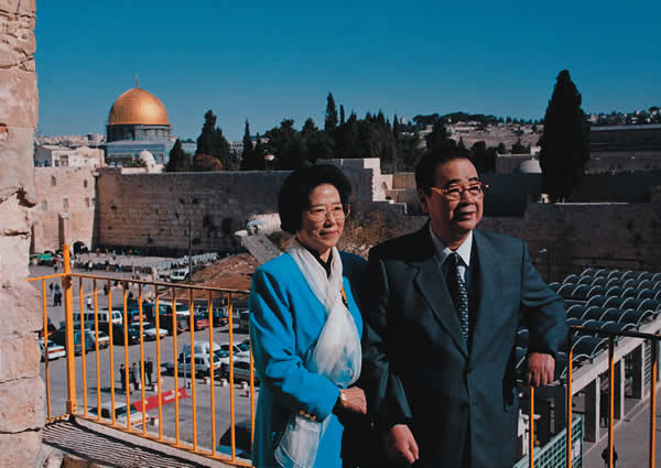 1999年11月28日，李鵬、朱琳在耶路撒冷老城留影。