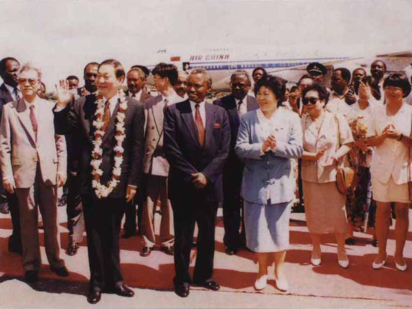 1995年7月，朱镕基與夫人勞安訪問坦桑尼亞和博茨瓦納。坦桑尼亞革命黨中央執委、政府總理姆蘇亞到機場迎接。