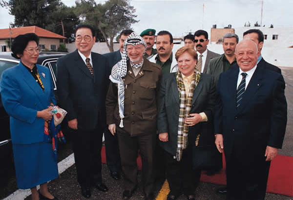 1999年11月27日，李鵬與夫人朱琳訪問巴勒斯坦，受到阿拉法特總統的熱烈歡迎。