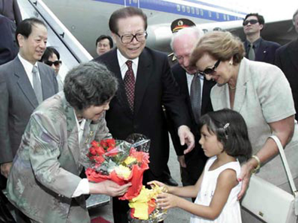 2001年7月23日，江澤民主席和夫人王冶坪對馬耳他進行國事訪問，馬耳他總統德馬爾科和夫人前來迎接。圖為一名馬耳他兒童向江澤民主席的夫人王冶坪獻了鮮花。 