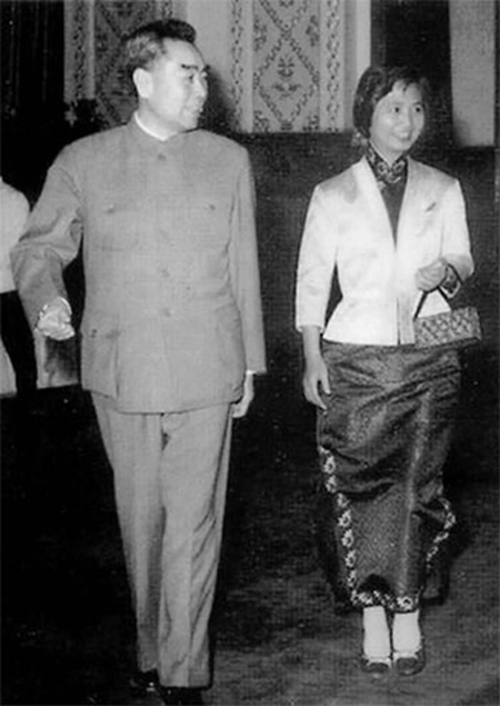 周恩來鄧穎超勸說外交部長陳毅的夫人張茜，擔任夫人工作小組組長。圖為1963年，陳毅夫人張茜和周恩來一起步入人民大會堂。