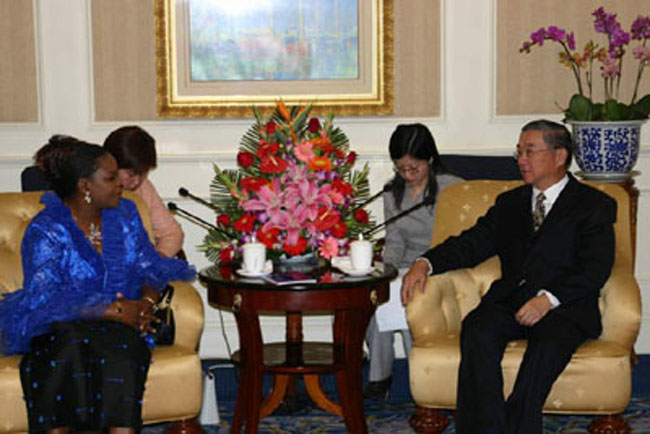 2005年3月贊比亞總統夫人莫琳與宋慶齡基金會主席胡啟立親切會談。