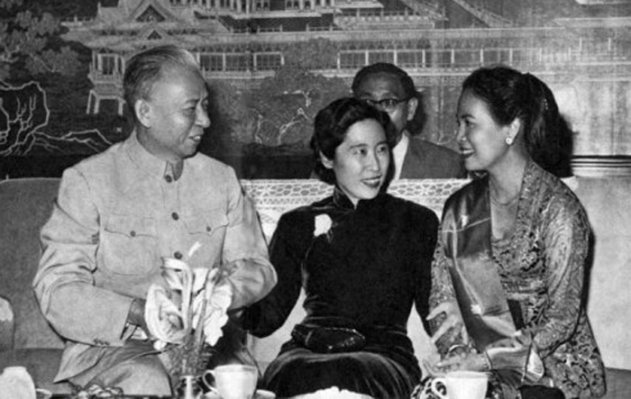 1962年9月，劉少奇和夫人王光美接見印尼蘇加諾夫人哈蒂妮·蘇加諾。