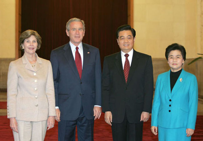 2005年11月，胡錦濤與夫人歡迎布什總統和夫人勞拉訪華。
