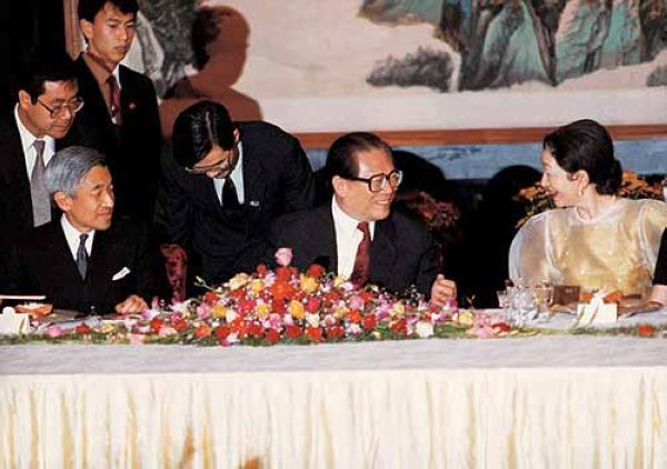 1992年，江澤民會見日本明仁天皇和皇后美智子。