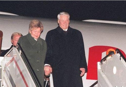 1997年葉利欽訪華，與夫人奈娜·葉利欽娜走下飛機。