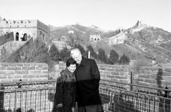1992年12月，葉利欽和夫人奈娜·葉利欽娜游覽長城。