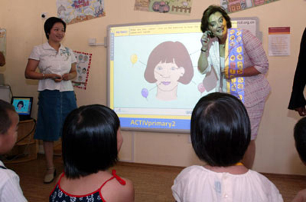 2005年英國首相布萊爾夫人切麗在北京師范大學附屬幼兒園，與孩子們進行多媒體互動。