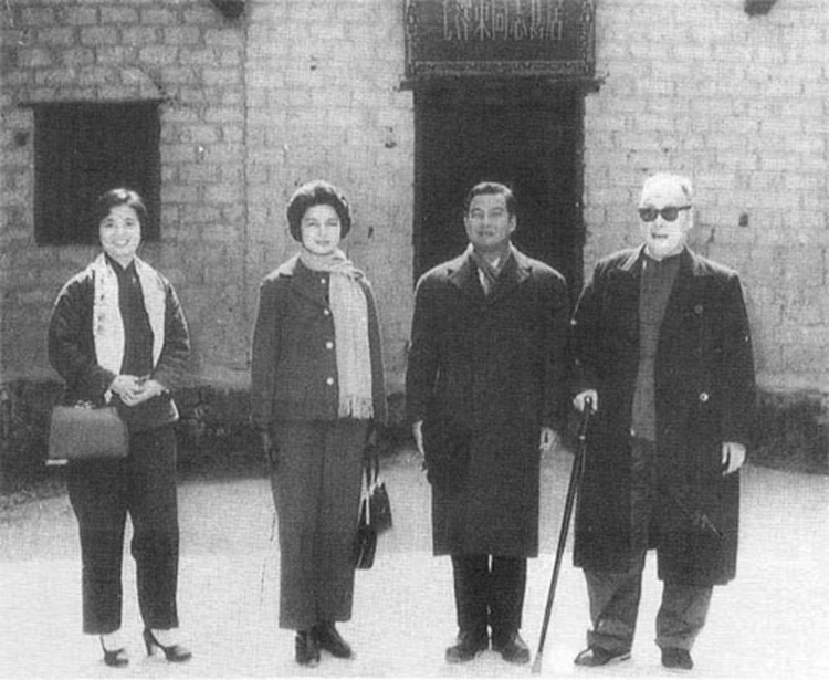 1963年2月，陳毅、張茜夫婦陪同西哈努克夫婦在毛澤東舊居參觀。