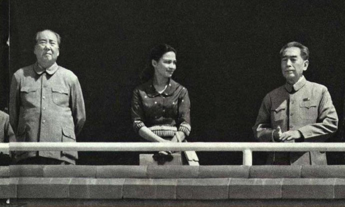 1970年，在天安門城樓上，西哈努克夫人莫尼列站在毛澤東、周恩來中間。