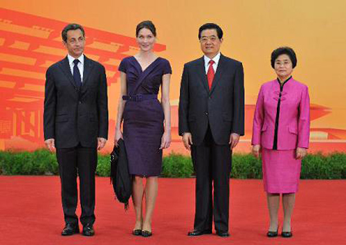 2010年胡錦濤和夫人在上海歡迎法國總統薩科齊和他的夫人，參觀上海世博會。
