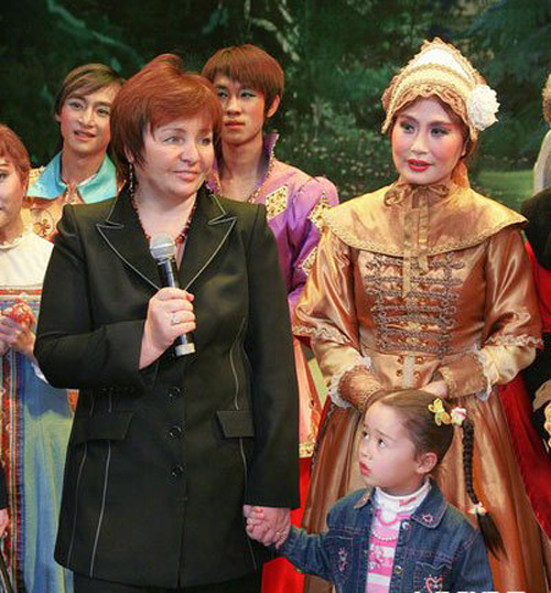 2006年3月，普京娜陪同俄羅斯總統普京訪華參加活動。
