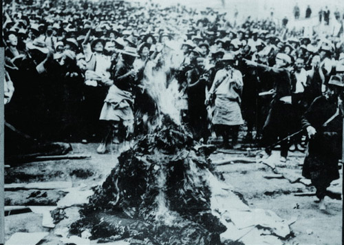1959年8月10日，農奴將烏拉差役、高利貸、賣身等文契投入熊熊烈火。西藏百萬農奴和奴隸從此獲得翻身解放，成為國家的主人和西藏的主人。