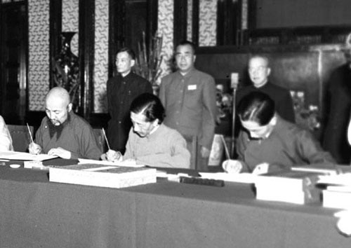 1951年5月23日，《中央人民政府和西藏地方政府關於和平解放西藏辦法的協議》（簡稱《十七條協議》）簽訂，宣告了西藏的和平解放。