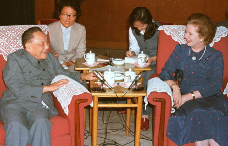 1982年9月24日，在北京人民大會堂，鄧小平會見了素有“鐵娘子”之稱的英國首相撒切爾夫人。雙方就香港問題進行了會談