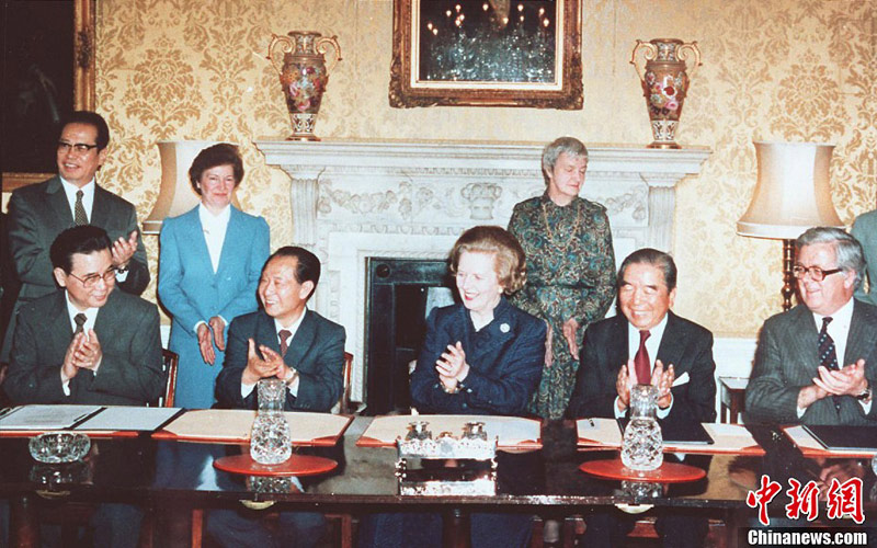 1986年6月9日，胡耀邦訪英與英國首相撒切爾夫人出席了在英國唐寧街首相府舉行的《中華人民共和國、包玉剛基金會和英國關於設立中英友好獎學金諒解備忘錄》的簽字儀式。中新社發