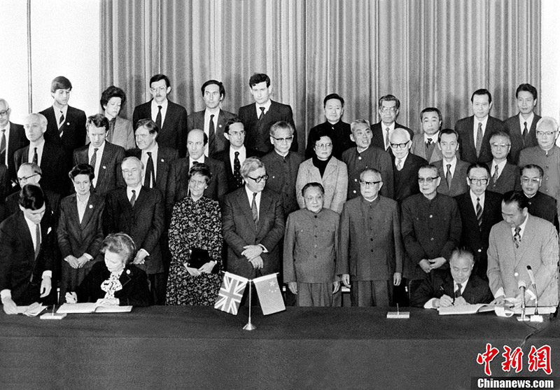 1984年12月19日，鄧小平與英國首相撒切爾夫人在北京人民大會堂出席《中英聯合聲明》簽字儀式，共同聲明：1997年7月1日，香港政權交接。中新社發