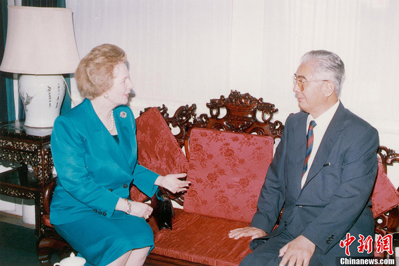 1991年9月11日，榮毅仁（右）在他的住宅設家宴款待英國前首相撒切爾夫人（左）。中新社發 鄭瑞德 攝