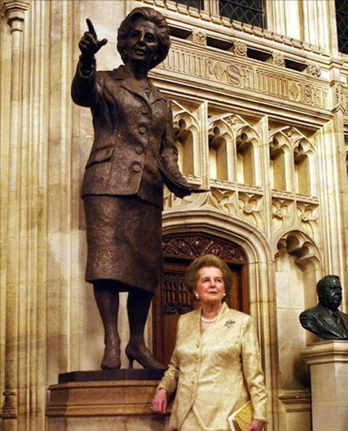 2007年，撒切爾夫人成為了首個在英國下議院擁有雕像的在世前首相。
