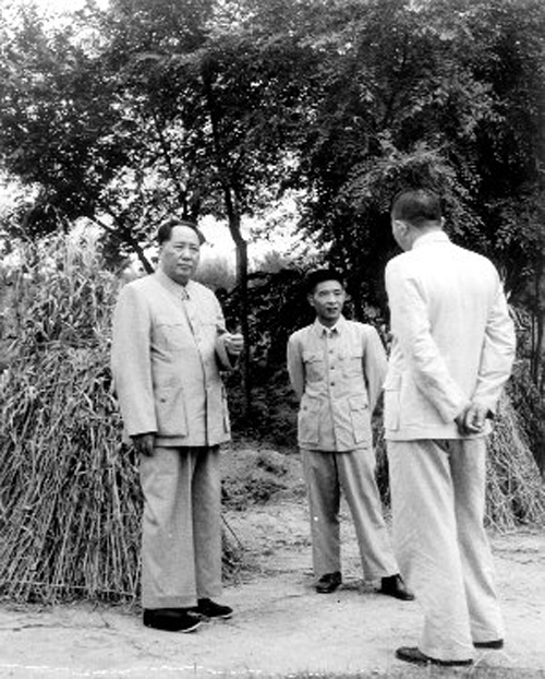 1953年毛主席（左）、羅瑞卿（右）、胡耀邦（中）在北京西郊。