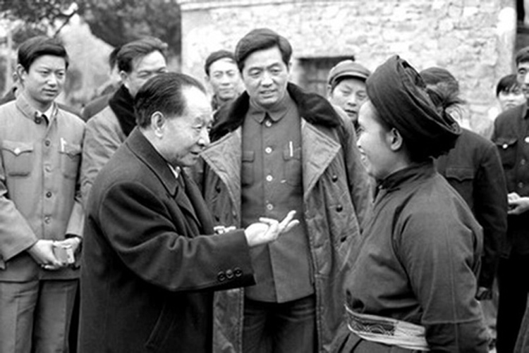 1986年胡耀邦（前左）在貴州考察時與當地群眾交談。后排中為時任貴州省委書記的胡錦濤。