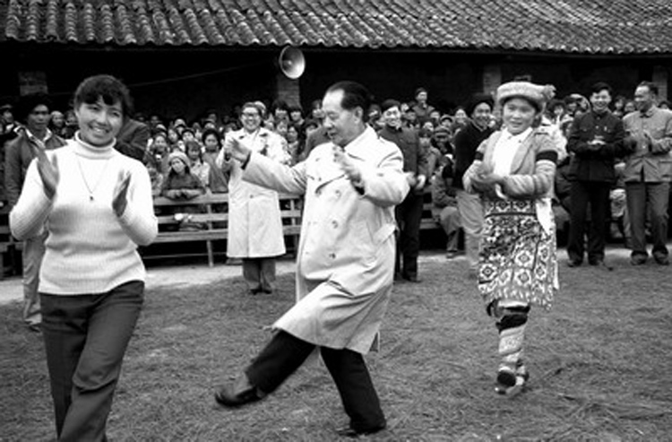 1986年胡耀邦在雲南省羅平縣板橋區長底鄉參加當地苗、布依、彝、漢族群眾舉行的春節聯歡會，並高興地和各族群眾一起跳起歡樂的民族大團結舞。