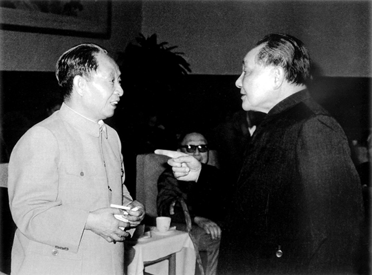 1982年鄧小平與胡耀邦在一起交談。