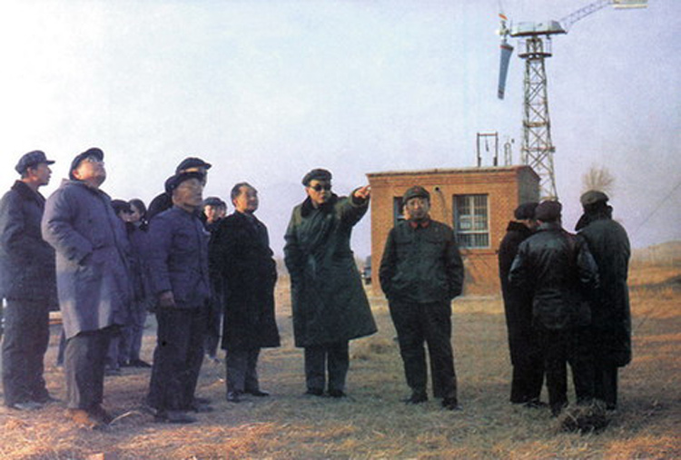 1983年胡耀邦視察八達嶺風力發電試驗站。