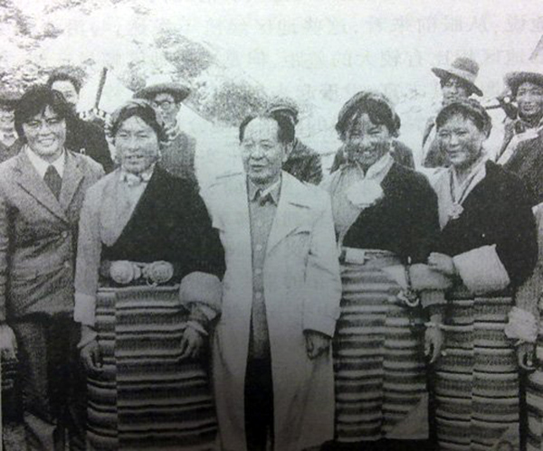 1985年胡耀邦重返長征路，與當地群眾合影留念。