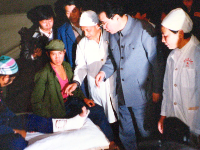 1988年11月瀾滄發生7.6級大地震，時任國務院總理的李鵬親臨現場查看災情。圖為李鵬看望住院治療中的傷員。
