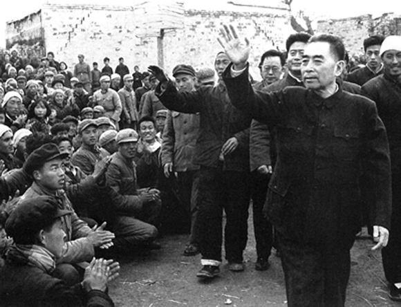 1966年3月，周總理慰問邢台地震災區受災群眾。