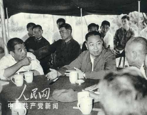 1976年8月4日，華國鋒在唐山機場向河北省抗震救災前線指揮部的負責人作重要指示。錢嗣杰 攝